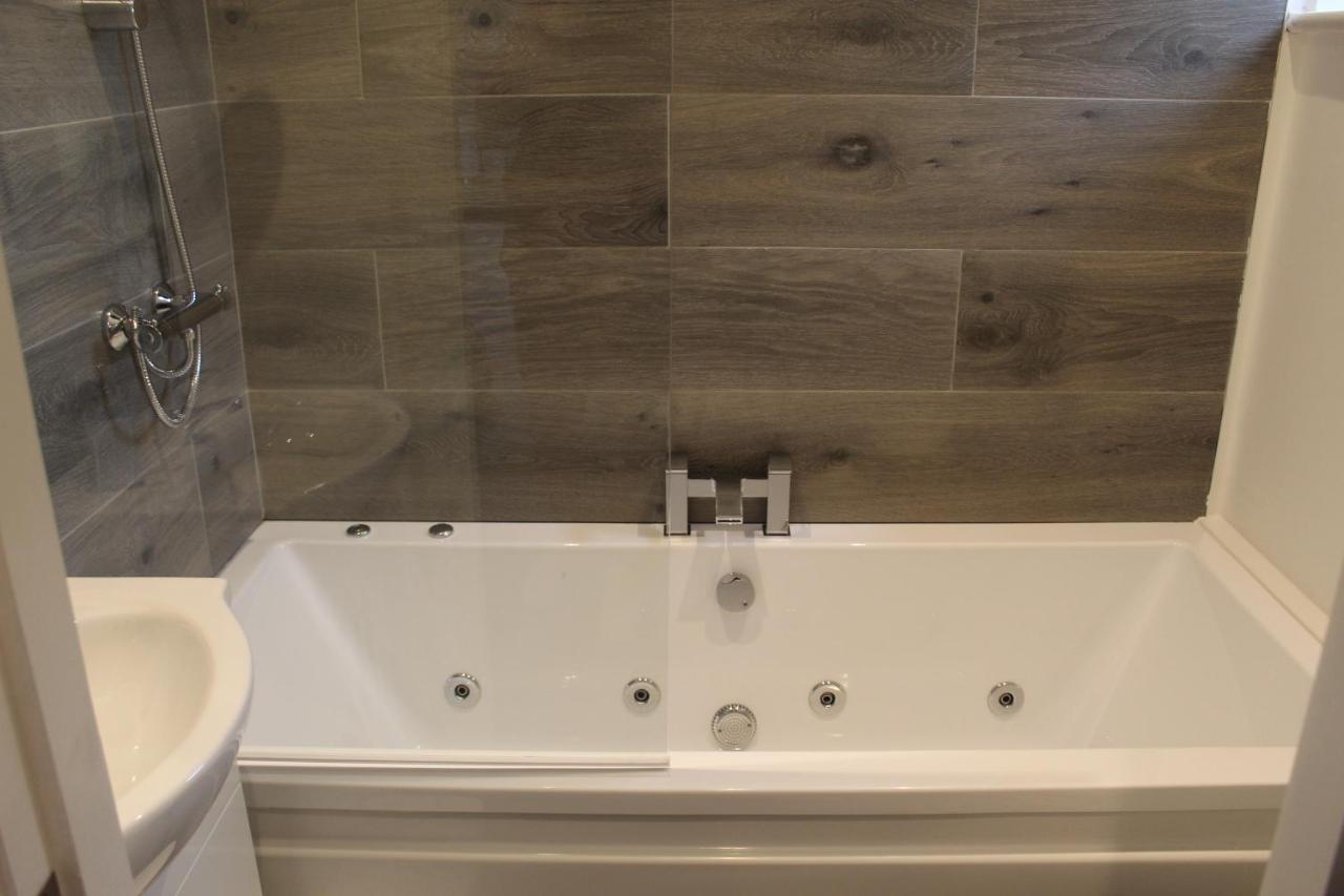Albert Luxury Hottub & Jacuzzi Apartments Blackpool Eksteriør billede
