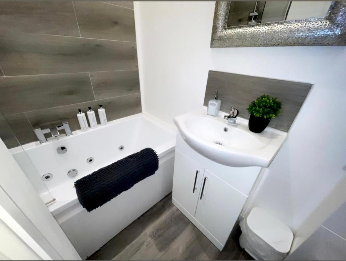 Albert Luxury Hottub & Jacuzzi Apartments Blackpool Eksteriør billede
